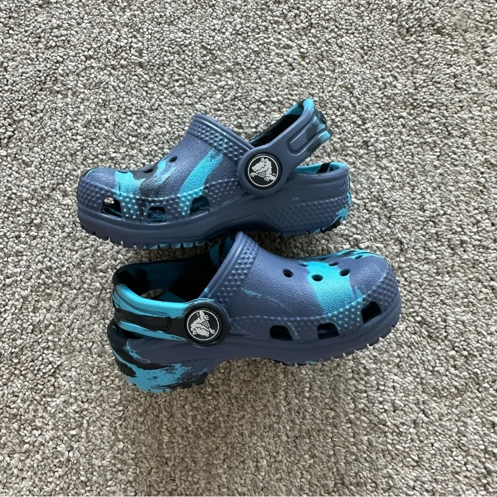 Crocs Kids Blue Marbled Clogs‎ Size C5